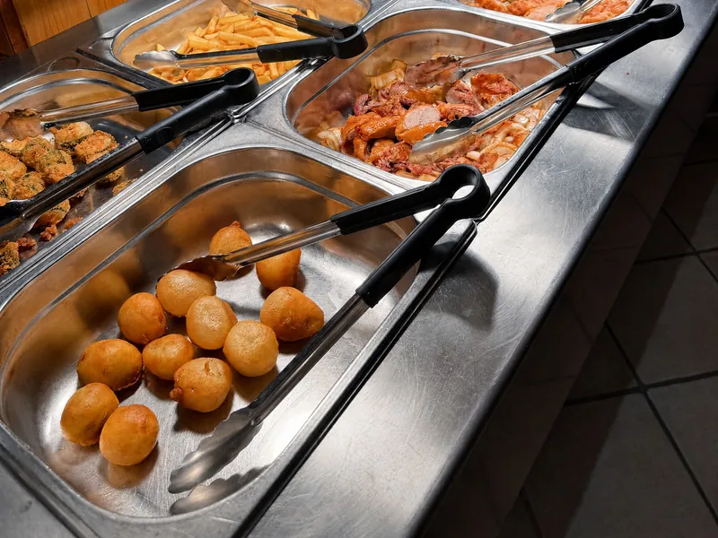 Frittierte Bällchen und mehr vom Buffet