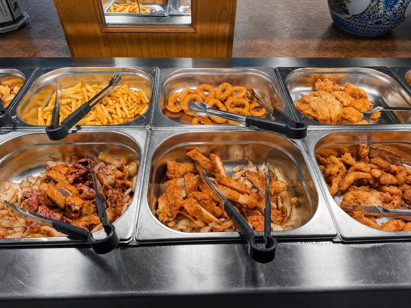 Pommes und Knuspriges vom Buffet