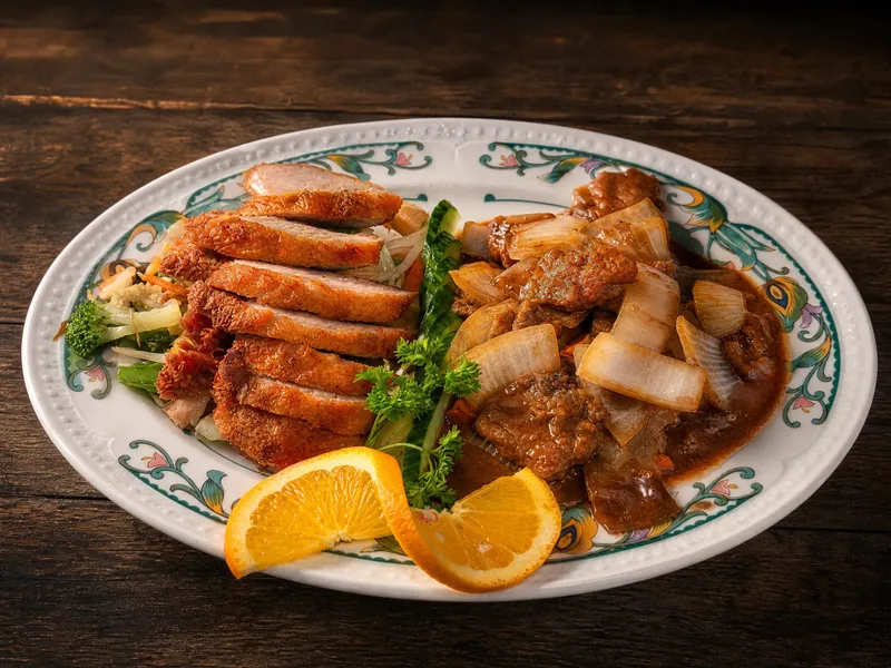 Knusprige Ente mit Rindfleisch und Zwiebeln, Nr. 101